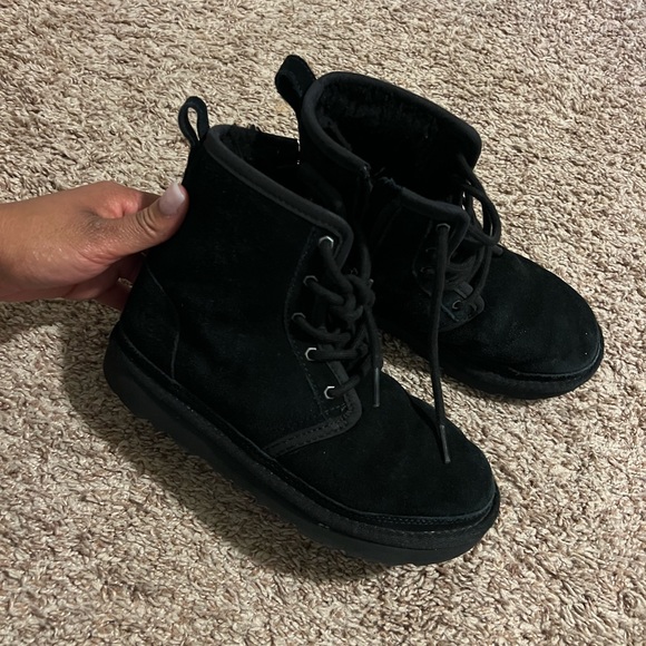 Boys Ugg Nuemel - Picture 1 of 5